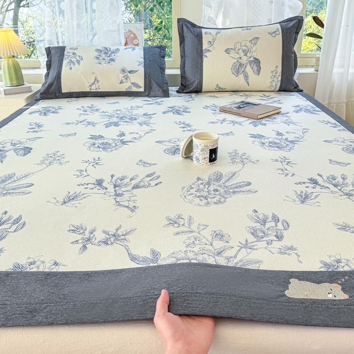 91家纺网 家纺一手货源 找家纺 2025新款A类抗菌数码印花冰藤席 青花郁