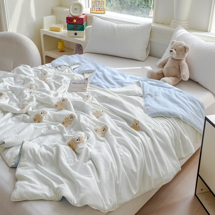 91家纺网 家纺一手货源 找家纺 2025新款水洗棉毛巾绣夏被卡通夏凉被薄被子 蓝白-可爱熊