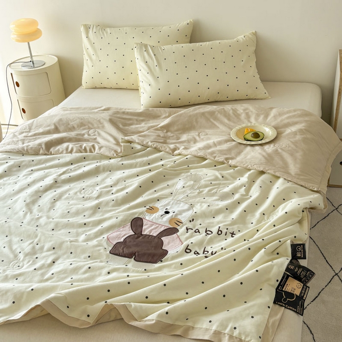 91家纺网 家纺一手货源 找家纺 鸣升家纺  2025新款精梳全棉纯棉绣花夏被夏凉被空调被 可爱小兔