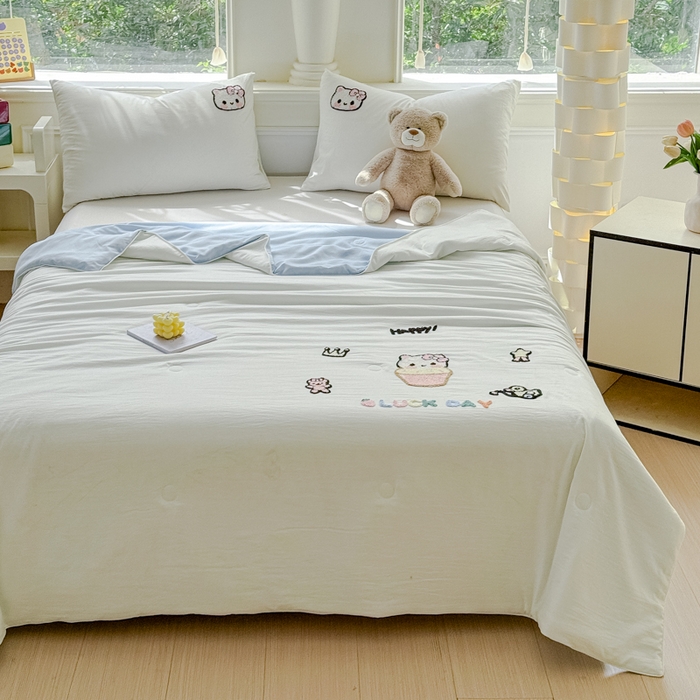 91家纺网 家纺一手货源 找家纺 2025新款水洗棉毛巾绣夏被卡通夏凉被薄被子 蓝白-茶杯猫