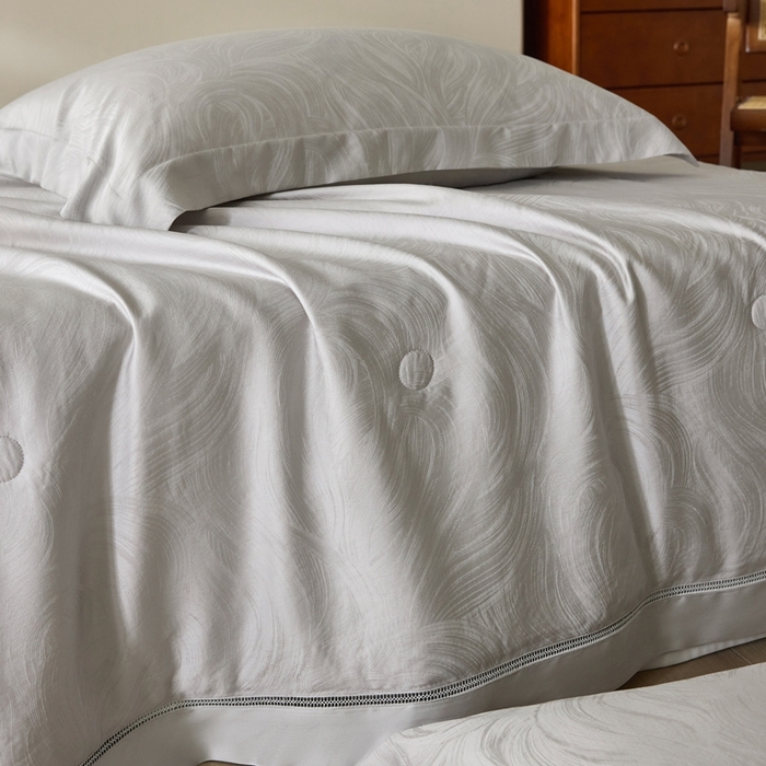 91家纺网 家纺一手货源 找家纺 黛舒家居 2025新款60S兰精天丝精美提花夏被-艾迪斯 艾迪斯-灰