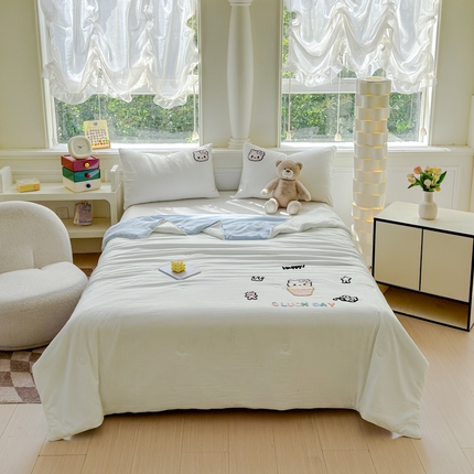 91家纺网 家纺一手货源 找家纺 2025新款水洗棉毛巾绣夏被卡通夏凉被薄被子 蓝白-茶杯猫