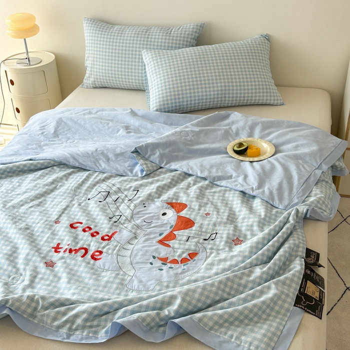 91家纺网 家纺一手货源 找家纺 鸣升家纺  2025新款精梳全棉纯棉绣花夏被夏凉被空调被 音乐恐龙