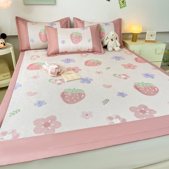 91家纺网 家纺一手货源 找家纺 2025新款A类抗菌数码印花冰藤席 草莓物语