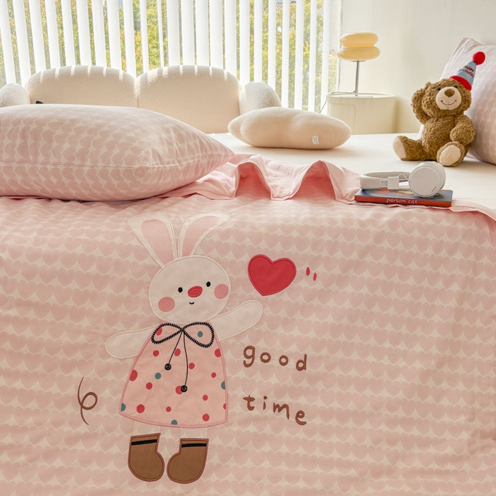 91家纺网 家纺一手货源 找家纺 鸣升家纺  2025新款精梳全棉纯棉绣花夏被夏凉被空调被 爱心兔子