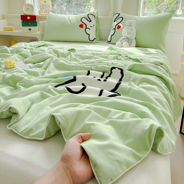 91家纺网 家纺一手货源 找家纺 2025新款水洗棉毛巾绣夏被卡通夏凉被薄被子 草绿-爱心兔