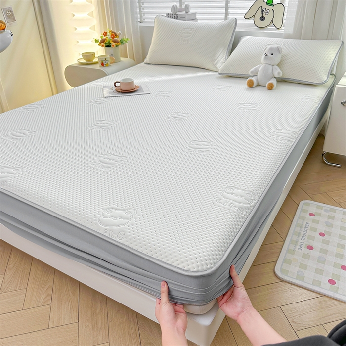 91家纺网 家纺一手货源 找家纺 慕木家纺 2025新款小冰熊凉感冰丝凉席夏被四件套 床笠款 奶昔白