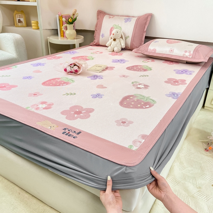 91家纺网 家纺一手货源 找家纺 2025新款A类抗菌数码印花冰藤席 草莓物语