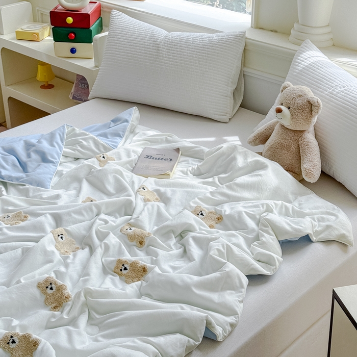 91家纺网 家纺一手货源 找家纺 2025新款水洗棉毛巾绣夏被卡通夏凉被薄被子 蓝白-可爱熊