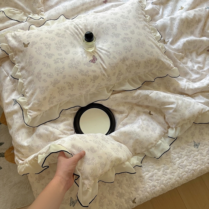 91家纺网 家纺一手货源 找家纺 韩秀 2025新款水洗棉夹棉韩版花边夏被小清新针织棉小碎花皱皱棉双层纱软糯感夏凉被空调被泡泡棉被四季跑量款 彩蝶