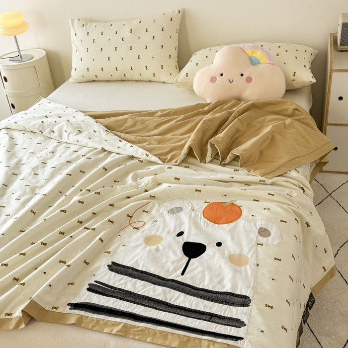 91家纺网 家纺一手货源 找家纺 鸣升家纺  2025新款精梳全棉纯棉绣花夏被夏凉被空调被 桔子熊熊