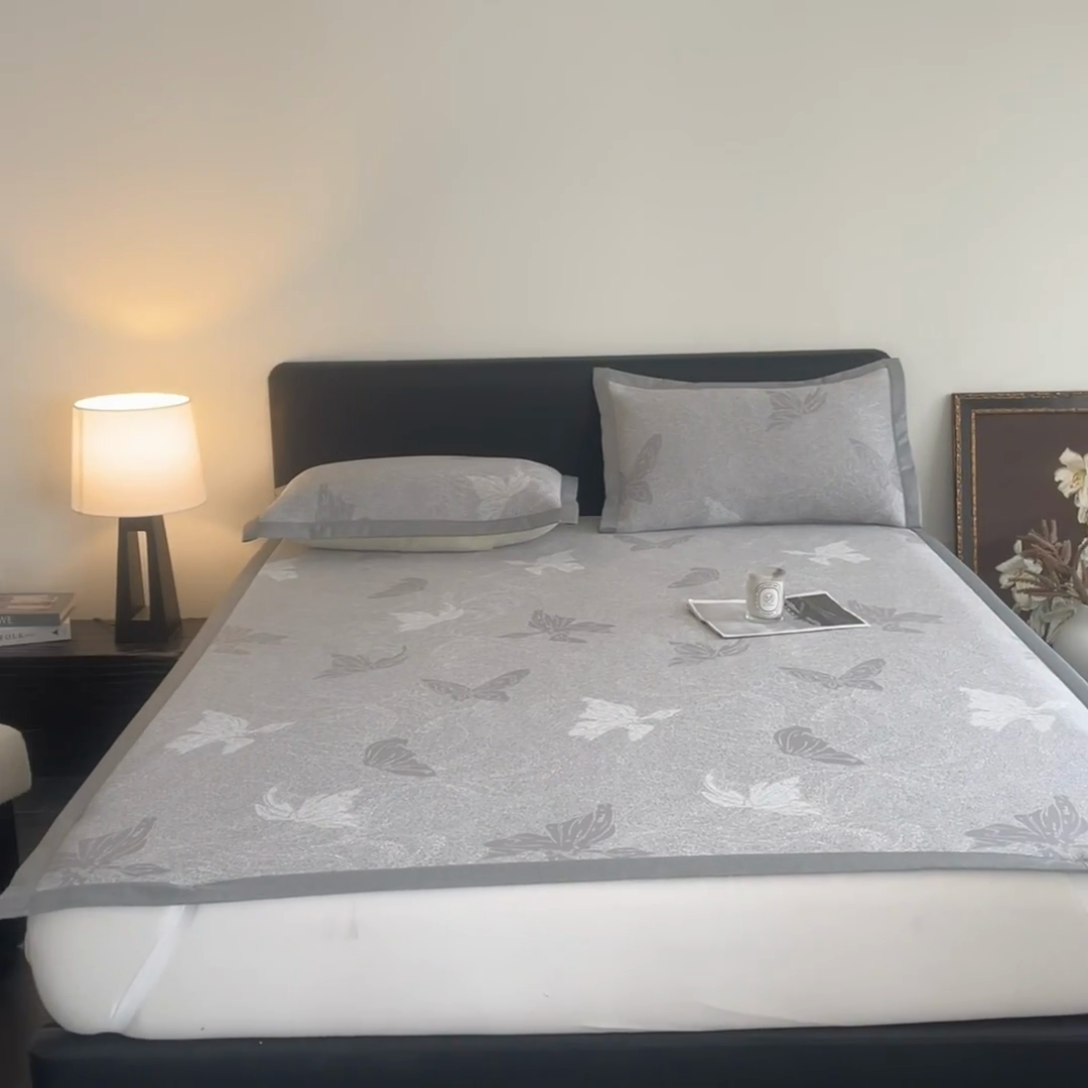 91家纺网 家纺一手货源 找家纺 （总）2025新款A类PE提花凉席-翩翩起舞