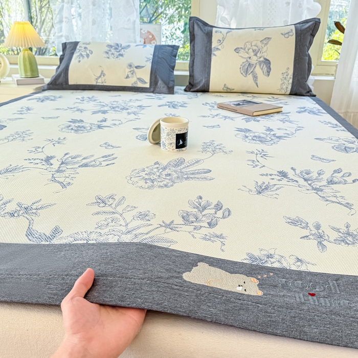 91家纺网 家纺一手货源 找家纺 2025新款A类抗菌数码印花冰藤席 青花郁