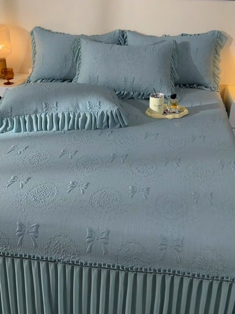 91家纺网 家纺一手货源 找家纺 畅畅家纺 2025新款立体提花凉豆豆席床裙款凉席 花蝶相拥-蓝