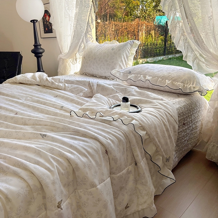 91家纺网 家纺一手货源 找家纺 韩秀 2025新款水洗棉夹棉韩版花边夏被小清新针织棉小碎花皱皱棉双层纱软糯感夏凉被空调被泡泡棉被四季跑量款 彩蝶