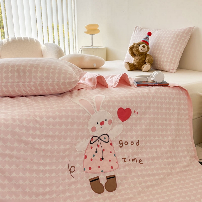 91家纺网 家纺一手货源 找家纺 鸣升家纺  2025新款精梳全棉纯棉绣花夏被夏凉被空调被 爱心兔子