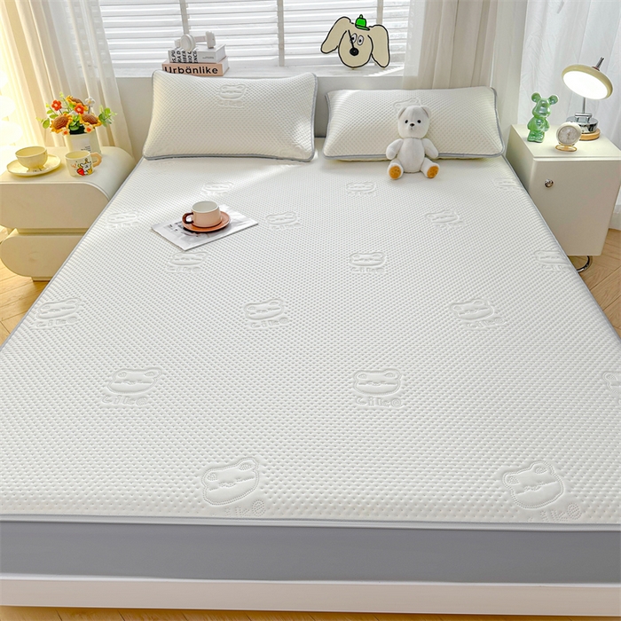 91家纺网 家纺一手货源 找家纺 慕木家纺 2025新款小冰熊凉感冰丝凉席夏被四件套 床笠款 奶昔白