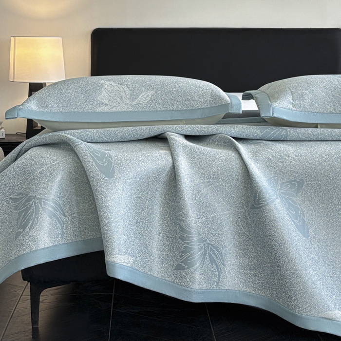 91家纺网 家纺一手货源 找家纺 2025新款A类PE提花凉席-翩翩起舞 翩翩起舞-以太兰