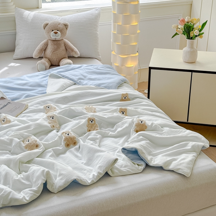 91家纺网 家纺一手货源 找家纺 2025新款水洗棉毛巾绣夏被卡通夏凉被薄被子 蓝白-可爱熊