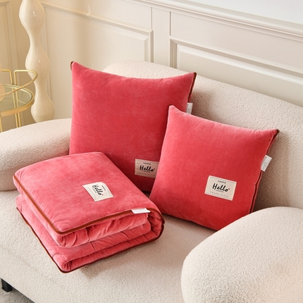 91家纺网 家纺一手货源 找家纺 悦织湾家纺 2025新款宝宝牛奶绒贴布绣多功能抱枕被 贴布绣-胭脂红
