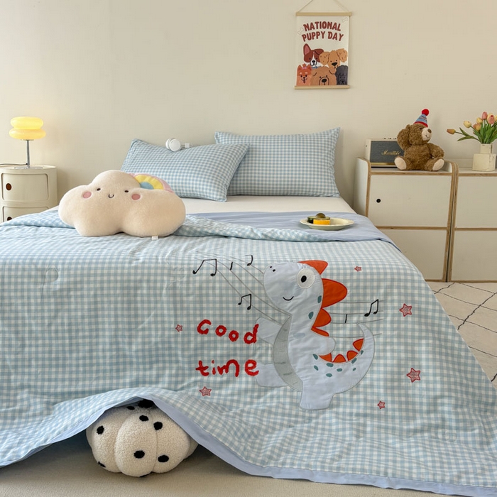 91家纺网 家纺一手货源 找家纺 鸣升家纺  2025新款精梳全棉纯棉绣花夏被夏凉被空调被 音乐恐龙