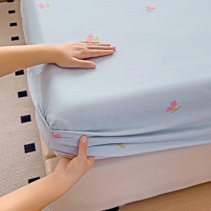 91家纺网 家纺一手货源 找家纺 依庭 2025新款全棉印花花卉款四件套单品系列-单床笠 芋泥小狗