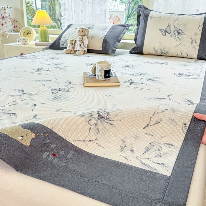 91家纺网 家纺一手货源 找家纺 2025新款A类抗菌数码印花冰藤席 水墨蝶舞