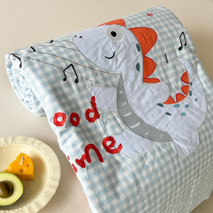 91家纺网 家纺一手货源 找家纺 鸣升家纺  2025新款精梳全棉纯棉绣花夏被夏凉被空调被 音乐恐龙