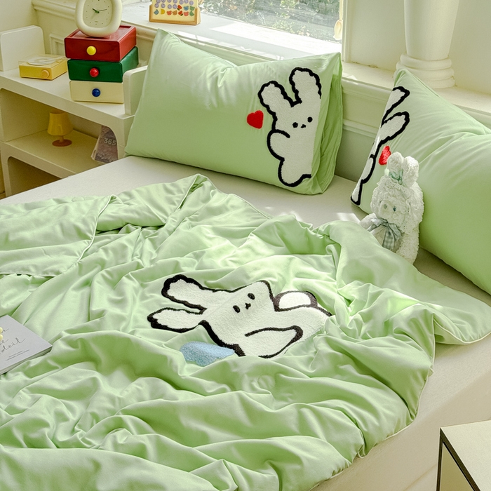 91家纺网 家纺一手货源 找家纺 2025新款水洗棉毛巾绣夏被卡通夏凉被薄被子 草绿-爱心兔