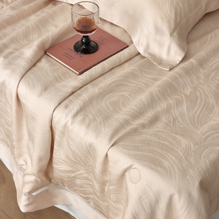 91家纺网 家纺一手货源 找家纺 黛舒家居 2025新款60S兰精天丝精美提花夏被-艾迪斯 艾迪斯-香槟