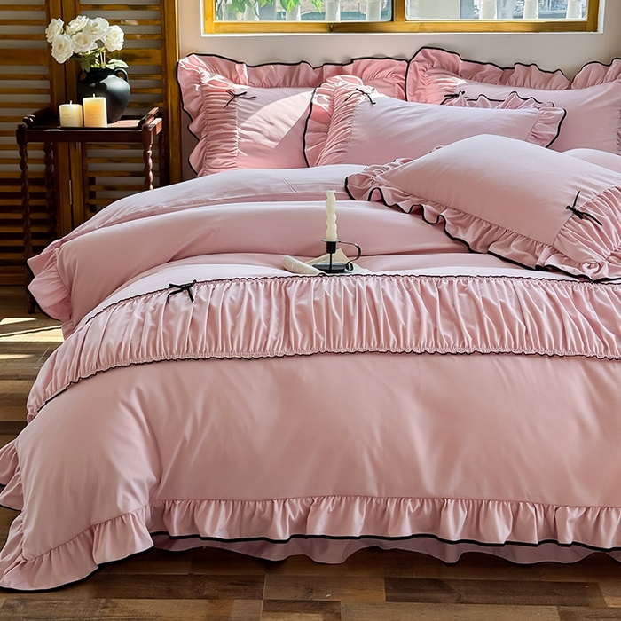 91家纺网 家纺一手货源 找家纺 2025秋冬新款A类母婴级法式风忆棉床裙床笠四件套 琉眠-芭蕾粉