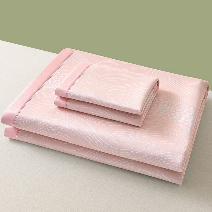 91家纺网 家纺一手货源 找家纺 2025新款A类PE提花凉席-波光粼粼 波光粼粼-柔情粉