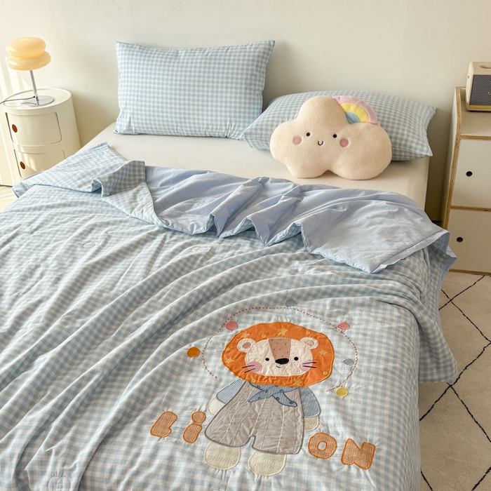 91家纺网 家纺一手货源 找家纺 鸣升家纺  2025新款精梳全棉纯棉绣花夏被夏凉被空调被 熊孩子