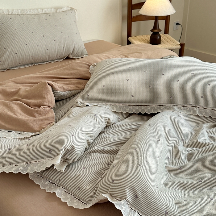 91家纺网 家纺一手货源 找家纺 一霖家纺 2025新款云感双层纱花边款四件套 咖色爱心