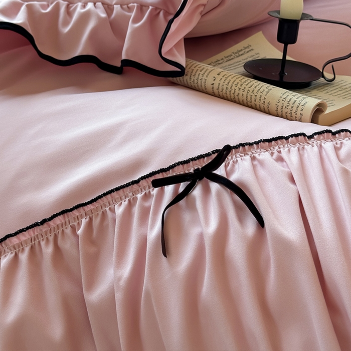 91家纺网 家纺一手货源 找家纺 2025秋冬新款A类母婴级法式风忆棉床裙床笠四件套 琉眠-芭蕾粉