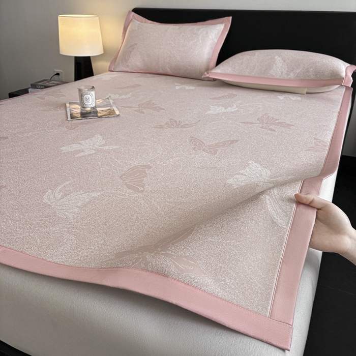 91家纺网 家纺一手货源 找家纺 2025新款A类PE提花凉席-翩翩起舞 翩翩起舞-柔情粉