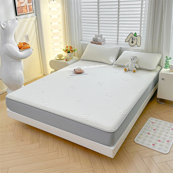 91家纺网 家纺一手货源 找家纺 慕木家纺 2025新款小冰熊凉感冰丝凉席夏被四件套 床笠款 奶昔白