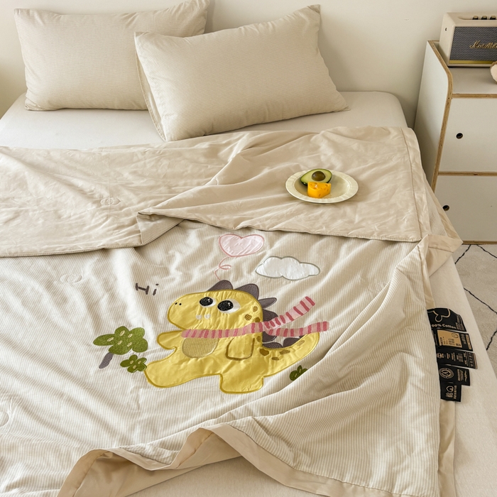 91家纺网 家纺一手货源 找家纺 鸣升家纺  2025新款精梳全棉纯棉绣花夏被夏凉被空调被 围巾龙龙