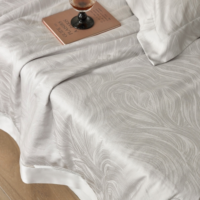 91家纺网 家纺一手货源 找家纺 黛舒家居 2025新款60S兰精天丝精美提花夏被-艾迪斯 艾迪斯-灰