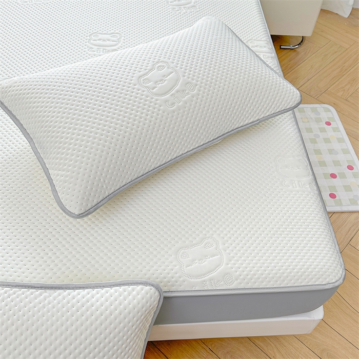 91家纺网 家纺一手货源 找家纺 慕木家纺 2025新款小冰熊凉感冰丝凉席夏被四件套 床笠款 奶昔白