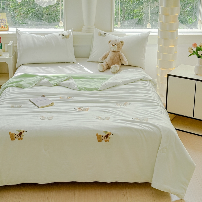 91家纺网 家纺一手货源 找家纺 2025新款水洗棉毛巾绣夏被卡通夏凉被薄被子 白绿-斑点狗