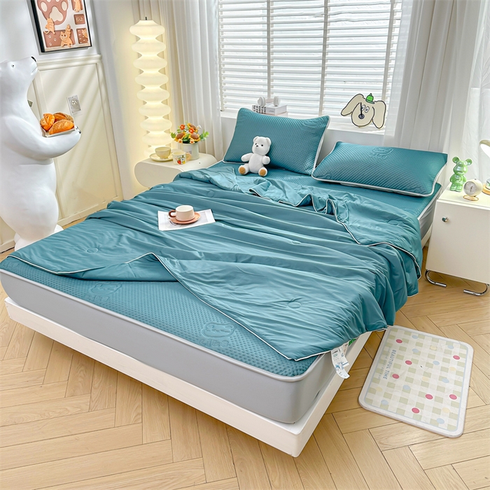 91家纺网 家纺一手货源 找家纺 慕木家纺 2025新款小冰熊凉感冰丝凉席夏被四件套 床笠款 宾利蓝