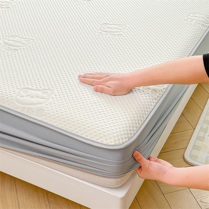 91家纺网 家纺一手货源 找家纺 慕木家纺 2025新款小冰熊凉感冰丝凉席夏被四件套 床笠款 奶昔白