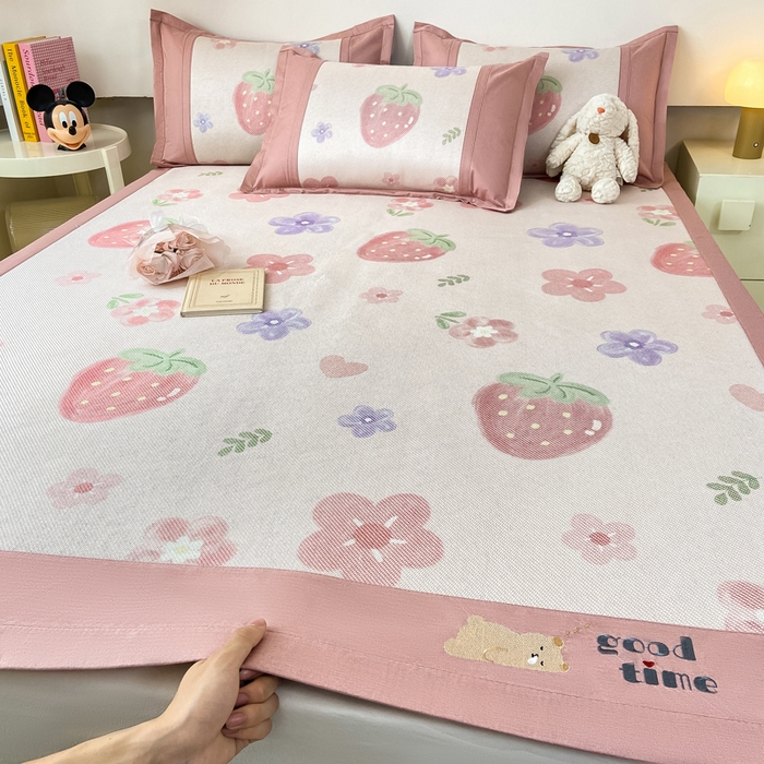 91家纺网 家纺一手货源 找家纺 2025新款A类抗菌数码印花冰藤席 草莓物语