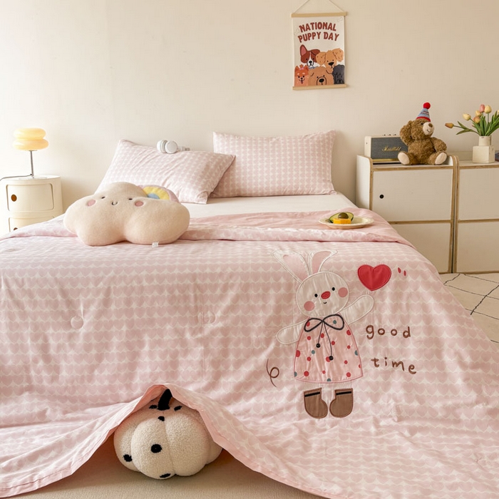 91家纺网 家纺一手货源 找家纺 鸣升家纺  2025新款精梳全棉纯棉绣花夏被夏凉被空调被 爱心兔子