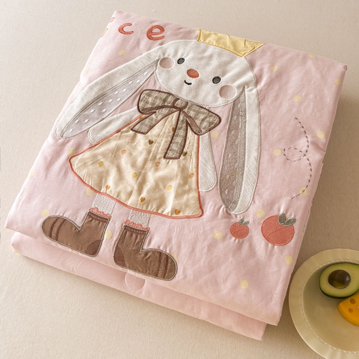 91家纺网 家纺一手货源 找家纺 鸣升家纺  2025新款精梳全棉纯棉绣花夏被夏凉被空调被 皇冠兔