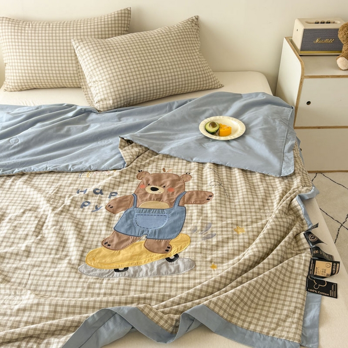 91家纺网 家纺一手货源 找家纺 鸣升家纺  2025新款精梳全棉纯棉绣花夏被夏凉被空调被 滑板熊