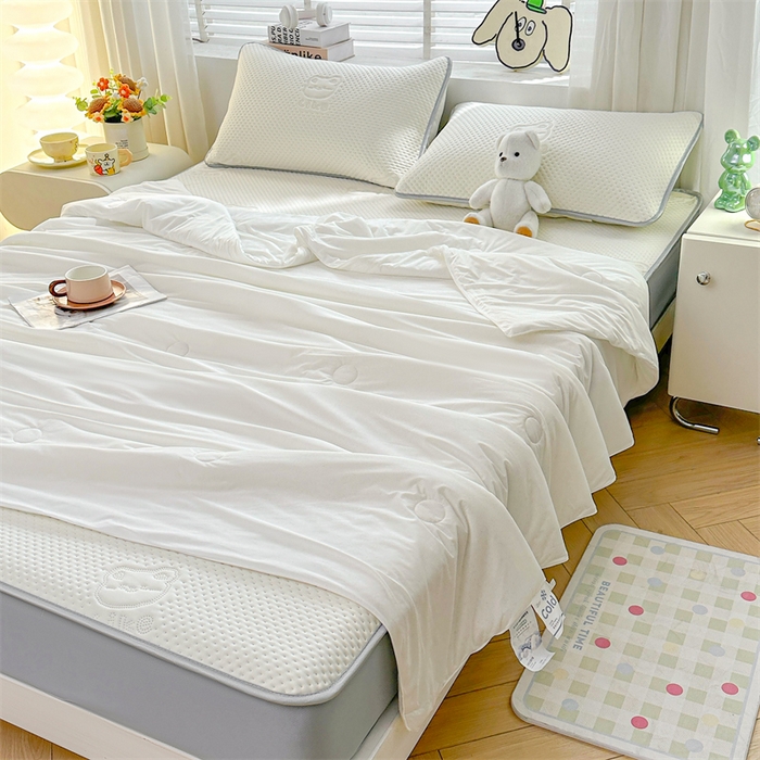 91家纺网 家纺一手货源 找家纺 慕木家纺 2025新款小冰熊凉感冰丝凉席夏被四件套 床笠款 奶昔白