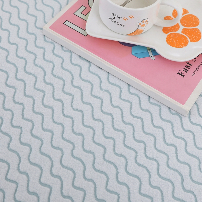 91家纺网 家纺一手货源 找家纺 2025新款防滑防尘斗柜套裙边-水波纹系列 浅蓝