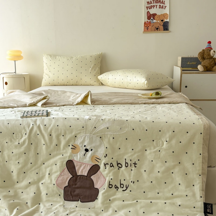 91家纺网 家纺一手货源 找家纺 鸣升家纺  2025新款精梳全棉纯棉绣花夏被夏凉被空调被 可爱小兔